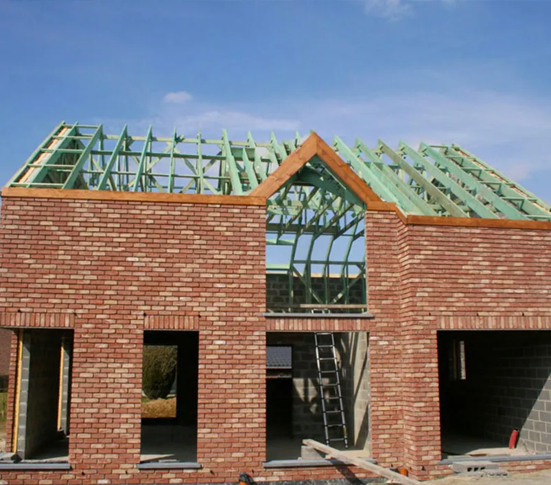 Chantier TopConstruct : maçonnerie montée et fermes de toiture posées
