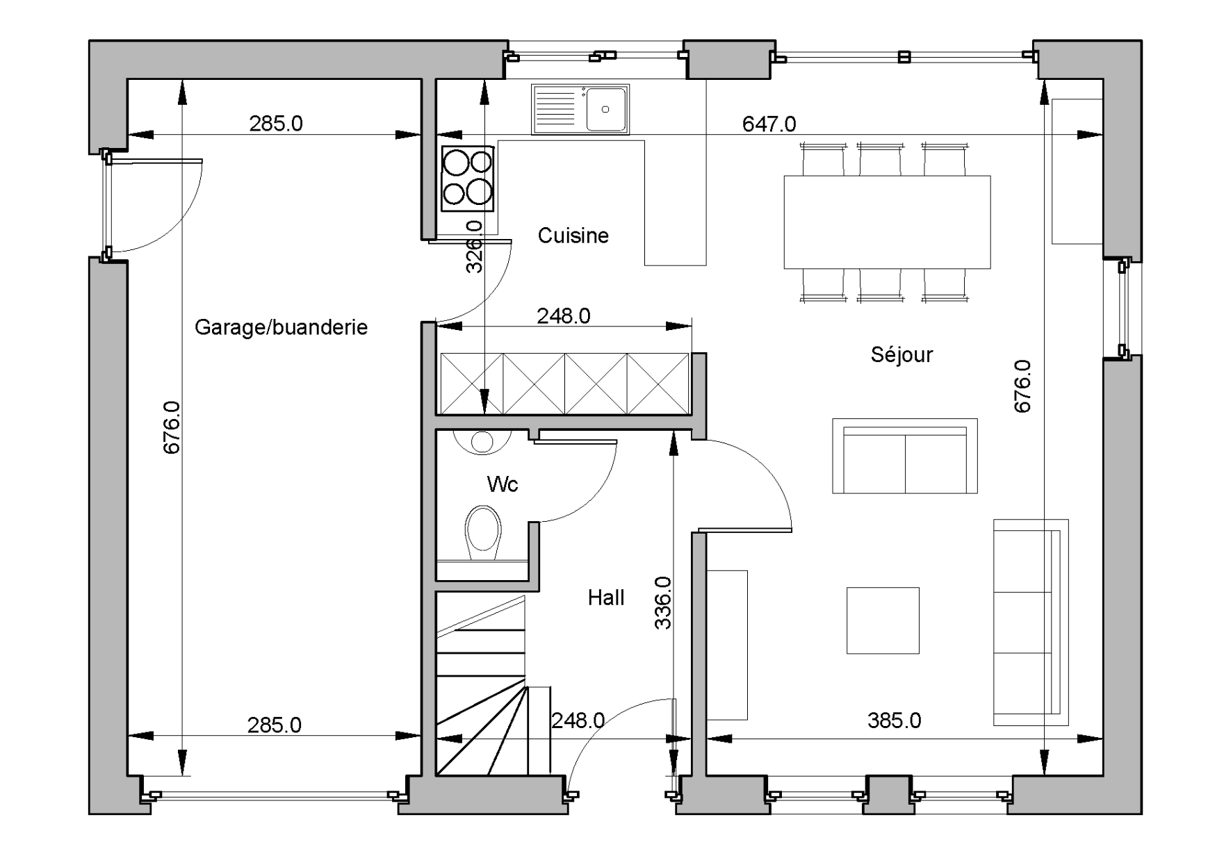 Plan en noir et blanc d'une maison comprenant un garage/buanderie, une cuisine, un salon/salle à manger, un hall d'entrée et des toilettes. Inclut les mesures étiquetées de chaque pièce et l'emplacement des portes, des fenêtres, des escaliers et des meubles.